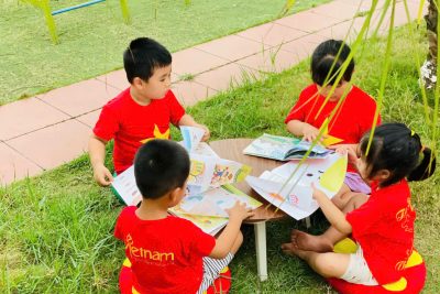 GIEO MẦM VĂN HÓA ĐỌC: HÀNH TRÌNH TỪ NHỮNG TRANG SÁCH ĐẦU ĐỜI ​Hưởng ứng Ngày sách và Văn hóa đọc Việt Nam, Trường Mầm non Giao Xuân đã tổ chức chuỗi hoạt động ý nghĩa nhằm lan tỏa tình yêu sách đến các bạn nhỏ. Đối với trẻ mầm mon, mỗi cuốn sách không chỉ là kho tàng tri thức mà còn là “người bạn” đồng hành giúp nuôi dưỡng tâm hồn và phát triển tư duy. 🏝🏝🏝Không gian trường học đã được biến hóa thành những “Thư viện xanh” đầy màu sắc. Các con không chỉ được nghe cô đọc truyện mà còn tự tay lựa chọn những cuốn sách mình yêu thích để cùng thảo luận với bạn bè. Từ góc STEAM đến các kệ sách ngoài trời, đâu đâu cũng bắt gặp những ánh mắt xoe tròn, say mê khám phá. ​❤️ ❤️❤️​Văn hóa đọc không chỉ dừng lại ở trường học. Nhà trường hy vọng mỗi gia đình sẽ là một “vườn ươm” tiếp theo, nơi bố mẹ dành ít nhất 10-15 phút mỗi tối để cùng con đọc sách. Đó chính là sợi dây kết nối yêu thương bền chặt nhất. 👨‍👩‍👧‍👦 ​Hãy cùng Trường MN Giao Xuân xây dựng một thế hệ trẻ yêu sách và biết trân trọng giá trị của tri thức!